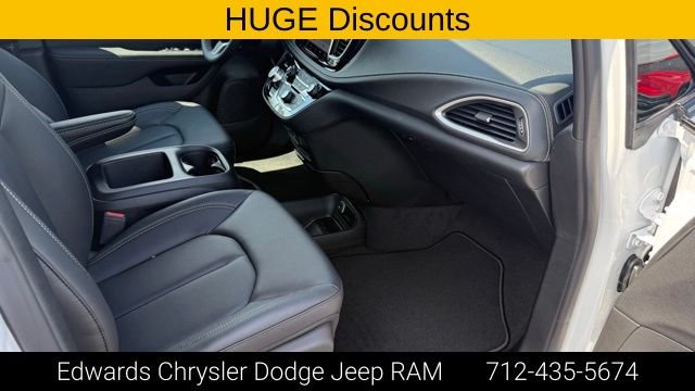 2026 Chrysler Pacifica Select - Photo 35