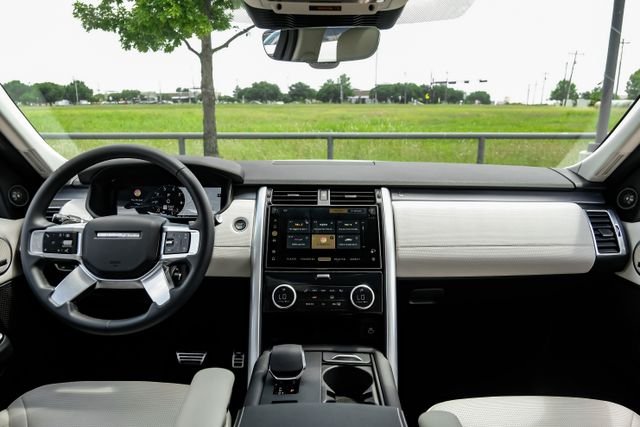 Used 2025 White Land Rover Dynamic SE image 17