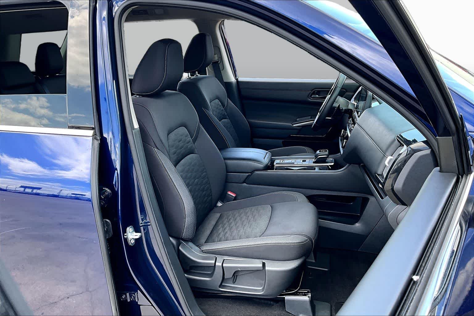Used 2025 Deep Ocean Blue Pearl Nissan SV image 9