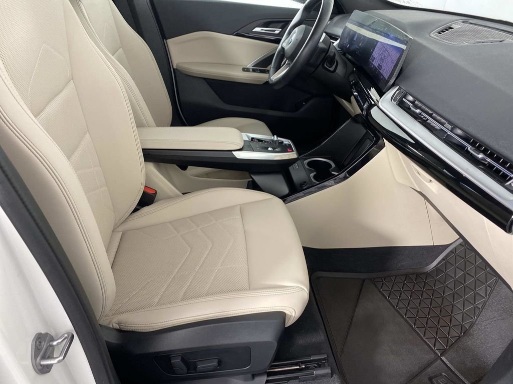 Used 2023 White BMW xDrive28i image 11