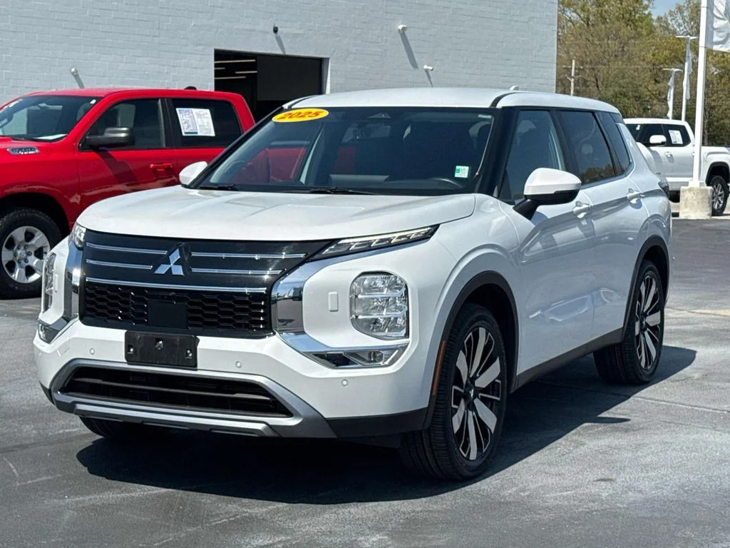Used 2025 White Diamond Mitsubishi SE image 3