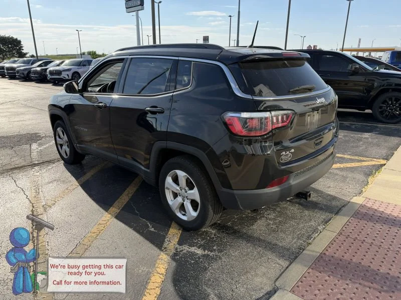 Used 2018 Diamond Black Crystal Pearlcoat Jeep Latitude image 3