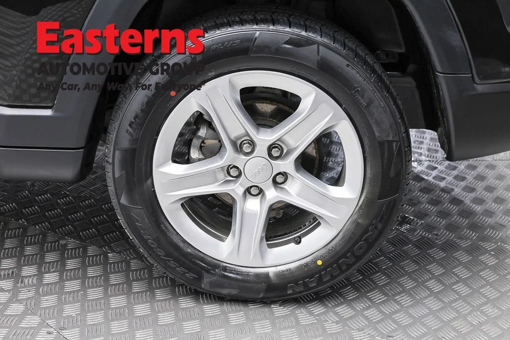 Used 2023 Black Jeep Latitude image 8