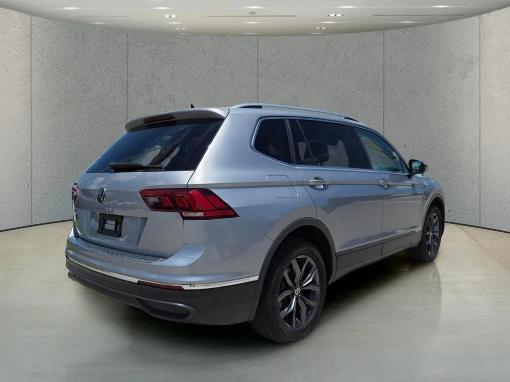 Used 2023 Silver Metallic Volkswagen SE image 4