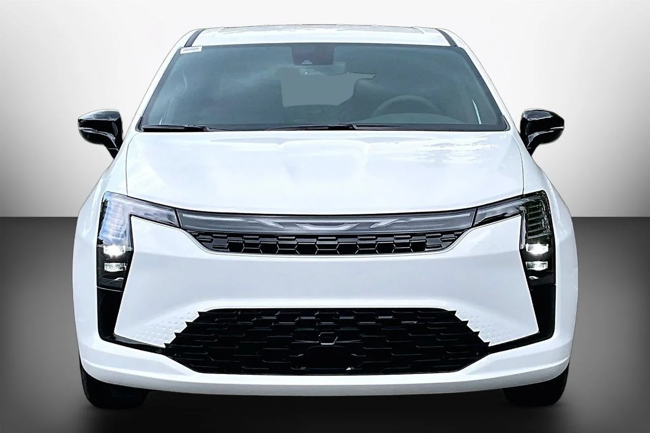 New 2027 Bright White Clear-Coat Exterior Paint Chrysler Select image 3