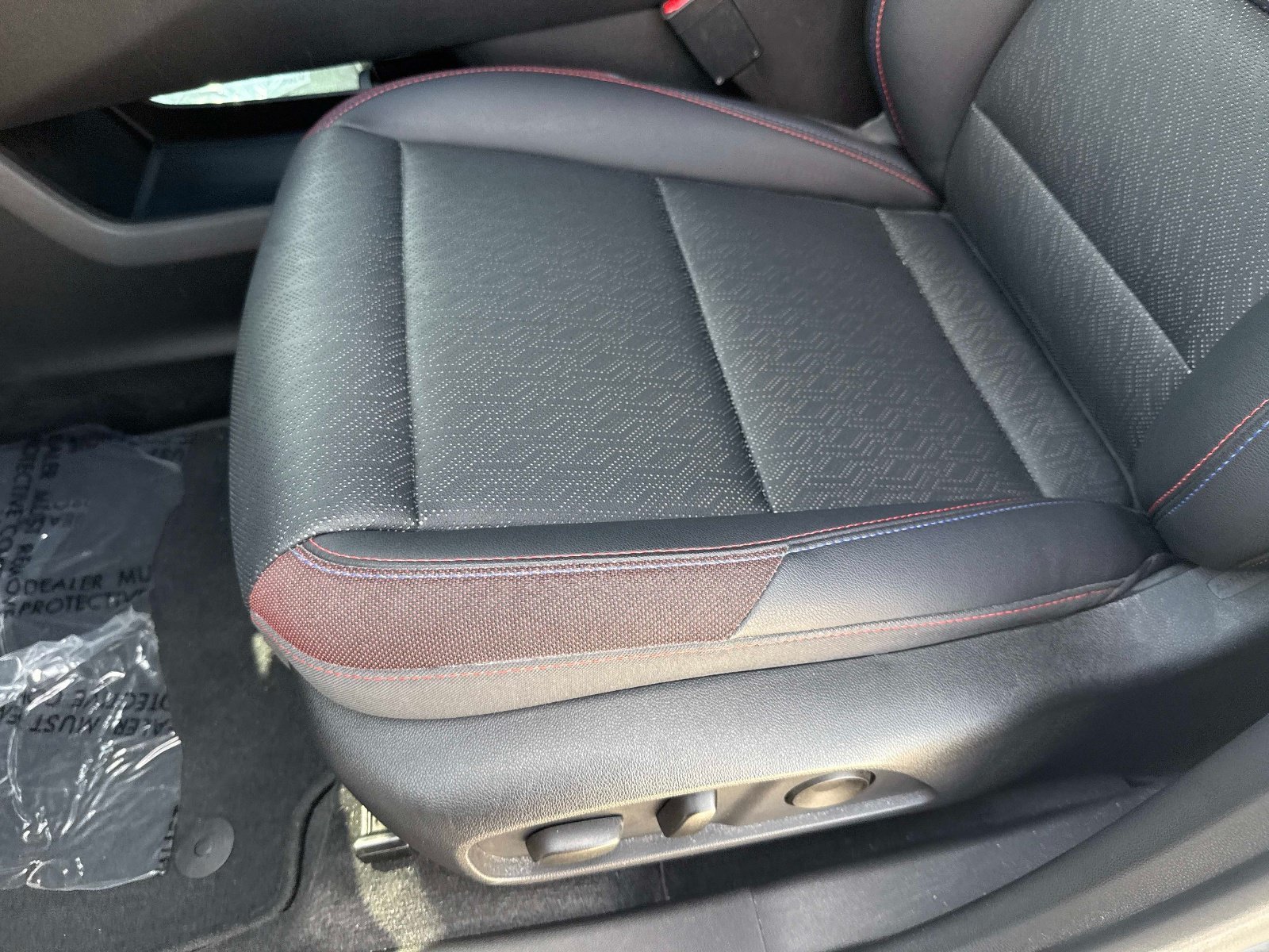 Used 2025 Iridescent Pearl Tricoat Chevrolet FWD RS image 20