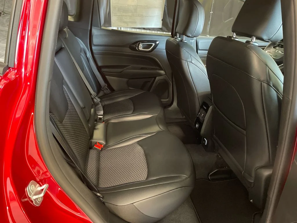 New 2026 Red Hot Pearlcoat Jeep Latitude Altitude image 24