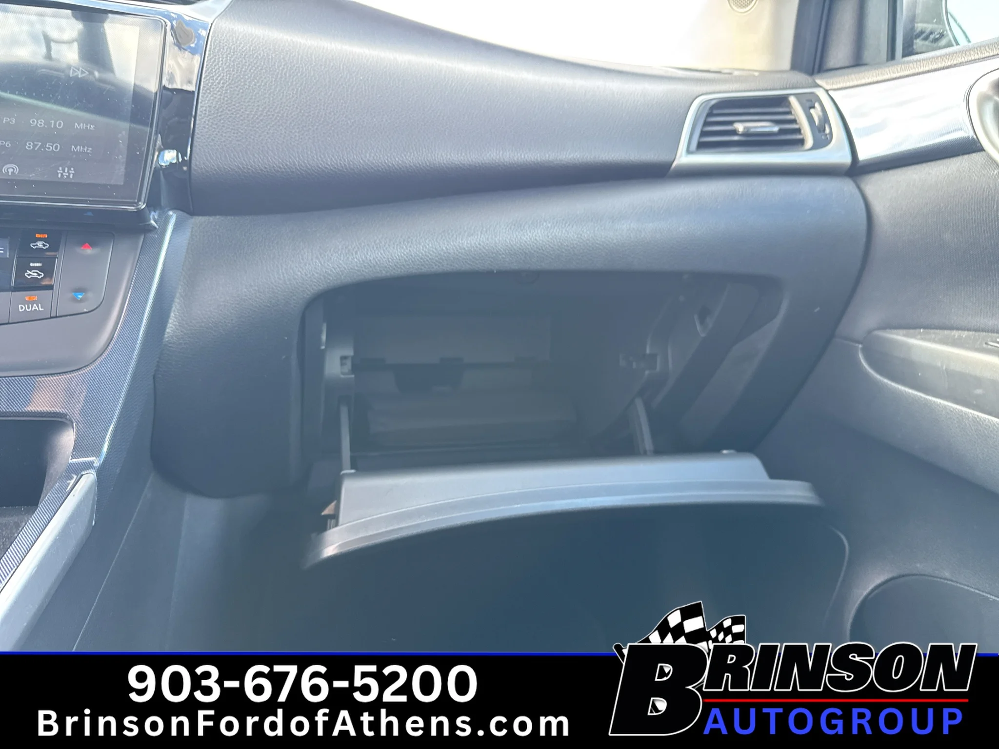 Used 2018 Aspen White Nissan SR image 28