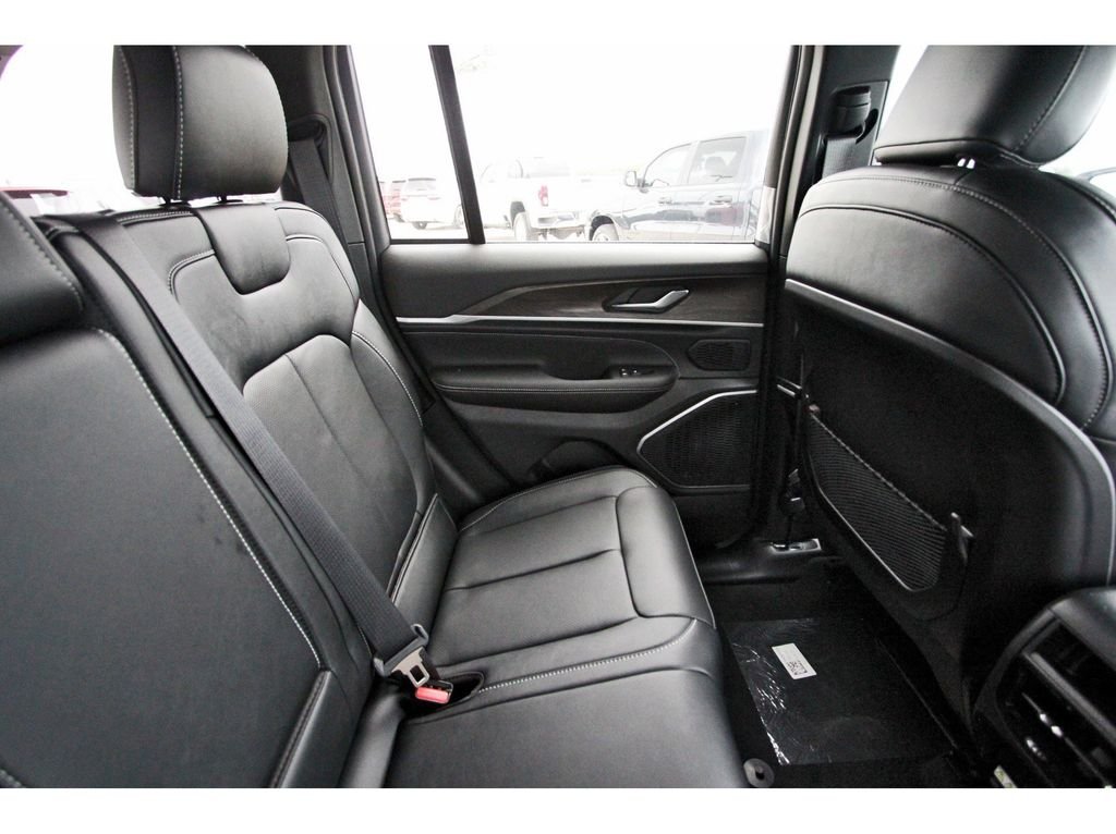 New 2026 Bright White Clear-Coat Exterior Paint Jeep Limited Reserve image 10