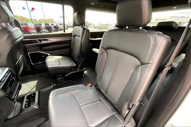 New 2026 Bright White Clear-Coat Exterior Paint Jeep Limited Altitude image 10