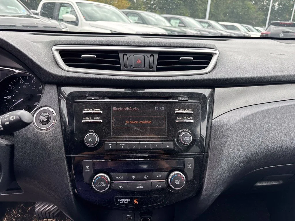 Used 2016 Silver Nissan SV image 10