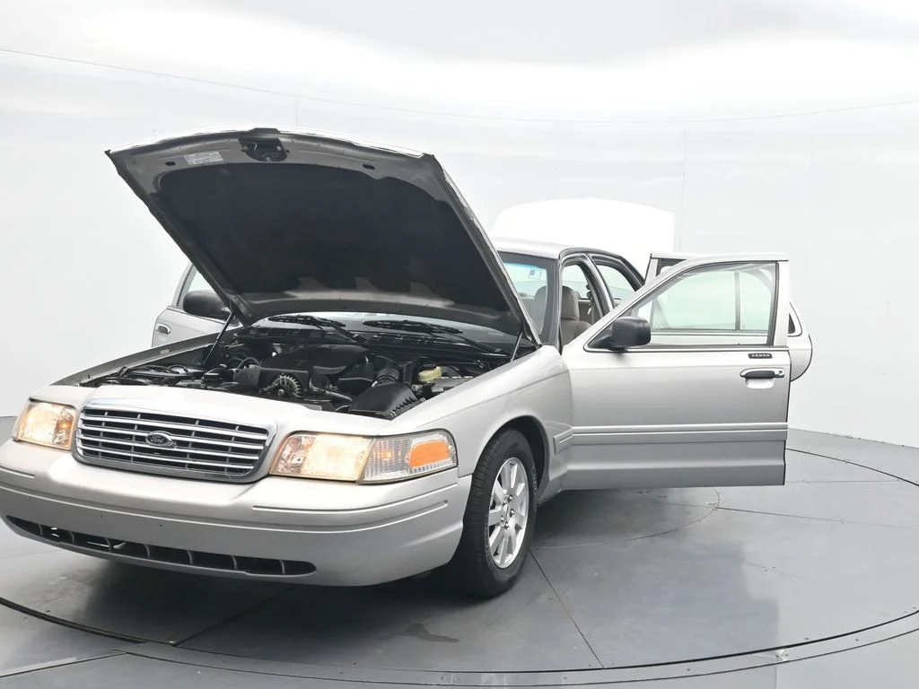 Used 2006 Silver Ford LX image 42