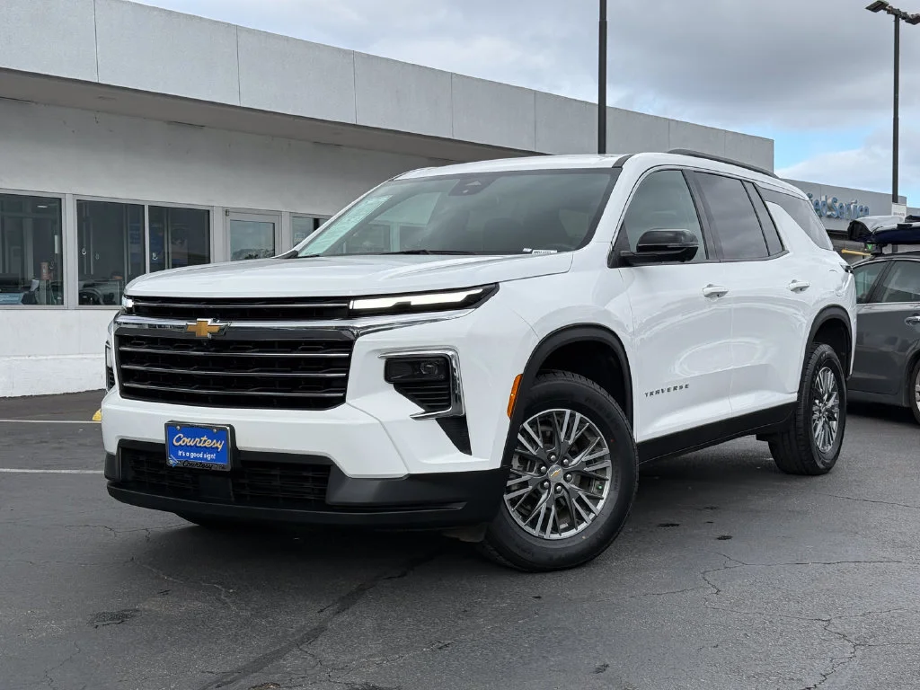 Used 2024 Summit White Chevrolet LT image 2
