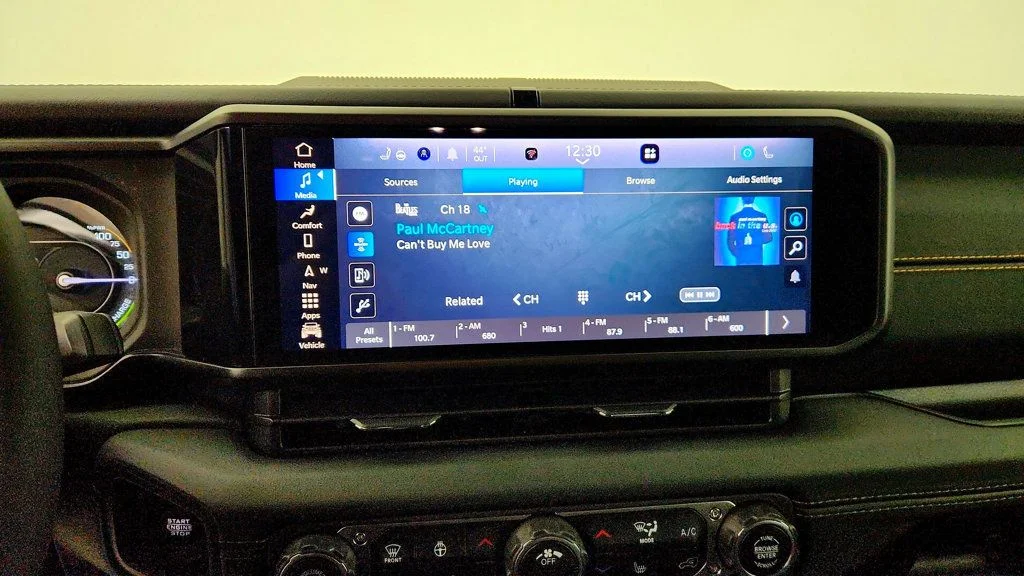 Used 2024 Bright White Clearcoat Jeep Sahara 4x4 w/ Sky One-Touch Top, Tech & Safety Pkgs image 18