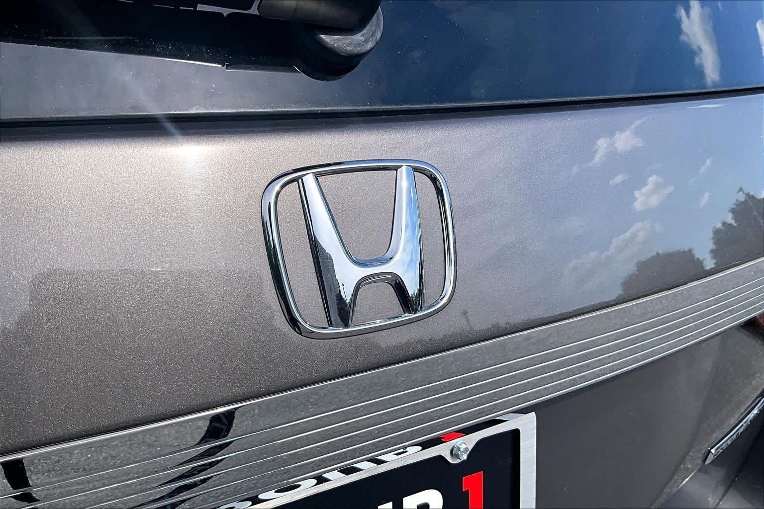 Used 2016 Modern Steel Metallic Honda SE image 30