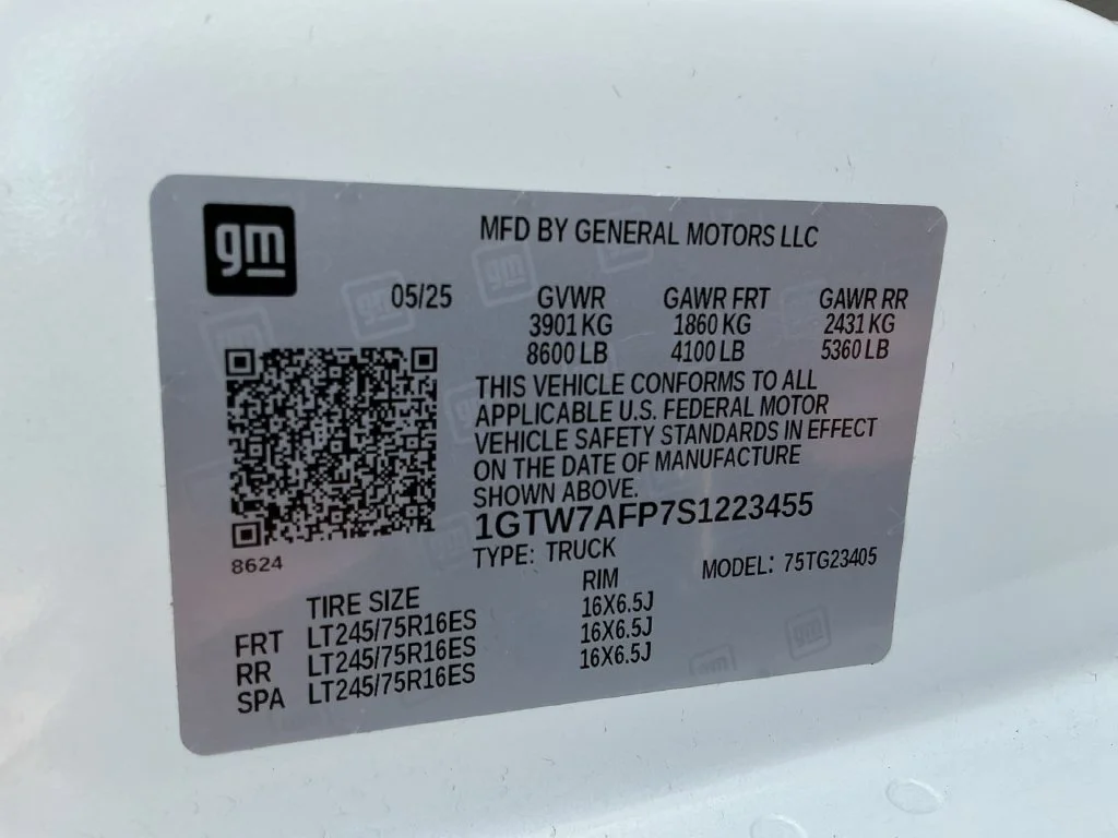 2025 GMC Savana Cargo Work Van - Photo 31