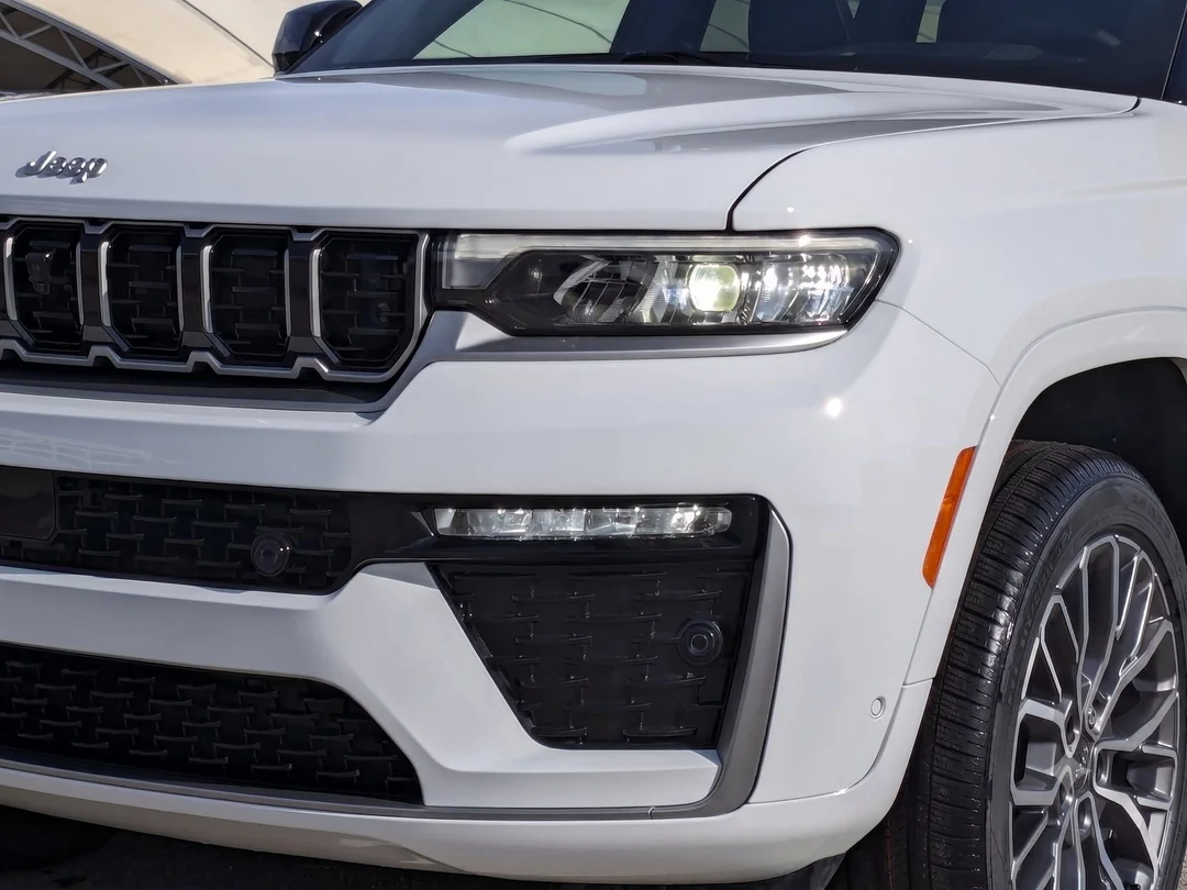 New 2026 White Jeep Summit - - 4x4 - 2.0L Turbo Engine - Adaptive Cruise Control - Blind Spot Monitor & More! image 10