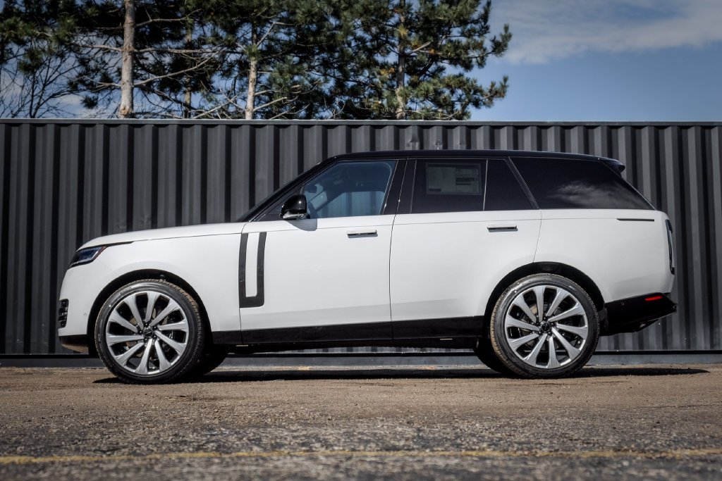 New 2026 Ostuni Pearl White Land Rover SE image 3