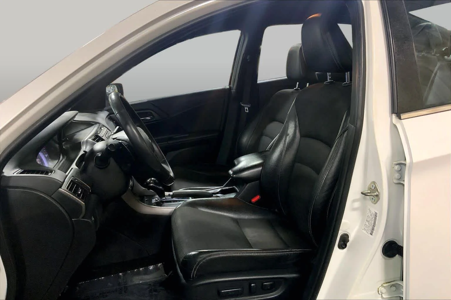 Used 2017 White Orchid Pearl Honda Sport image 8