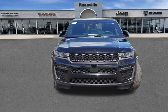 New 2026 Diamond Black Crystal Pearl-Coat Exterior Paint Jeep Limited image 8