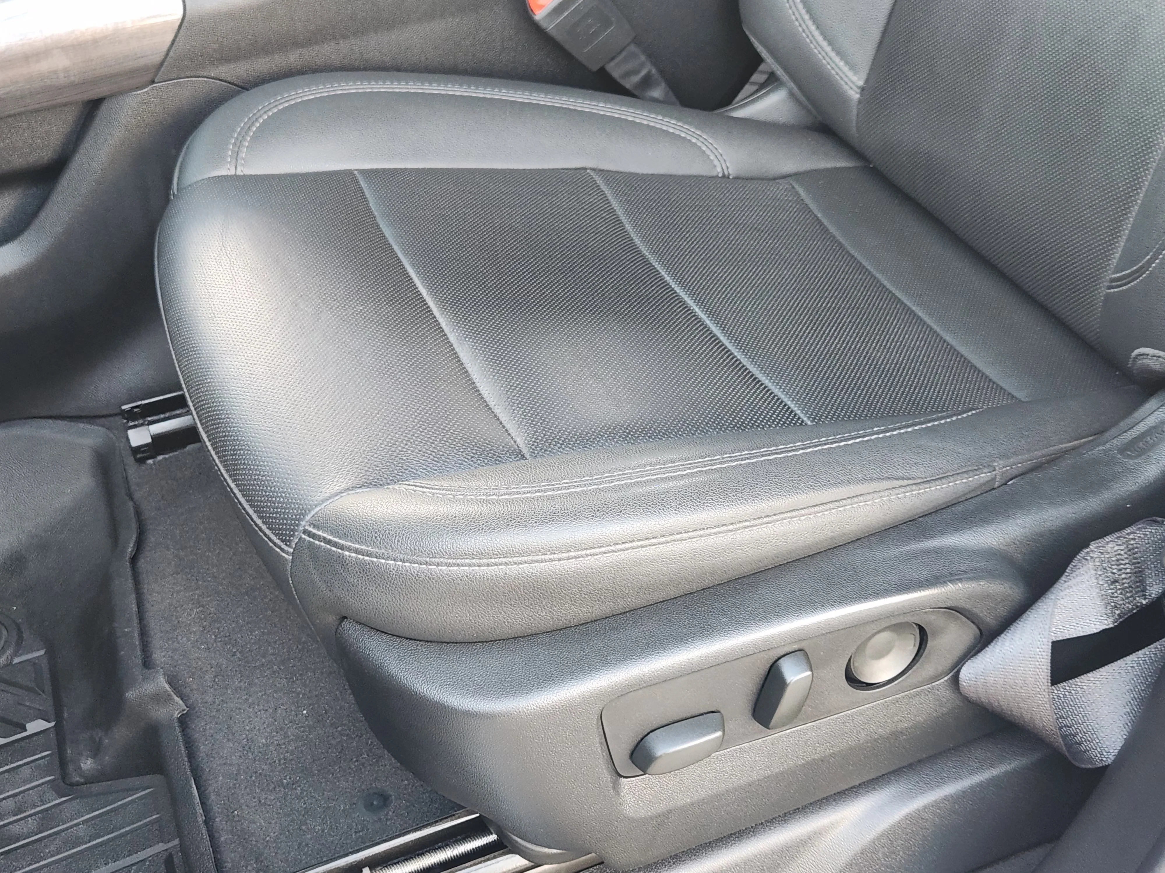 Used 2023 Summit White Chevrolet LTZ image 25