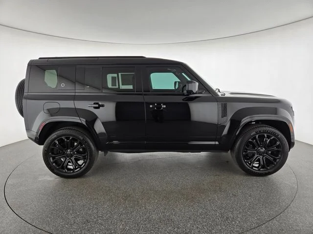 New 2026 Narvik Black Land Rover OCTA image 6