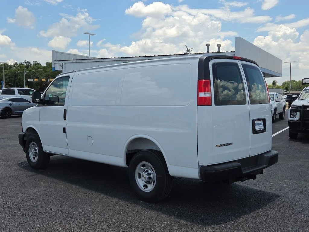 New 2026 Summit White Chevrolet WT image 3