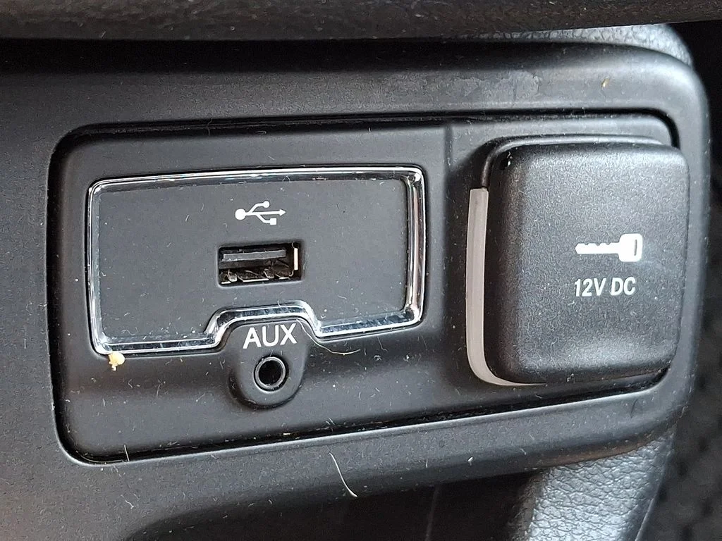 Used 2018 White Jeep Latitude image 24