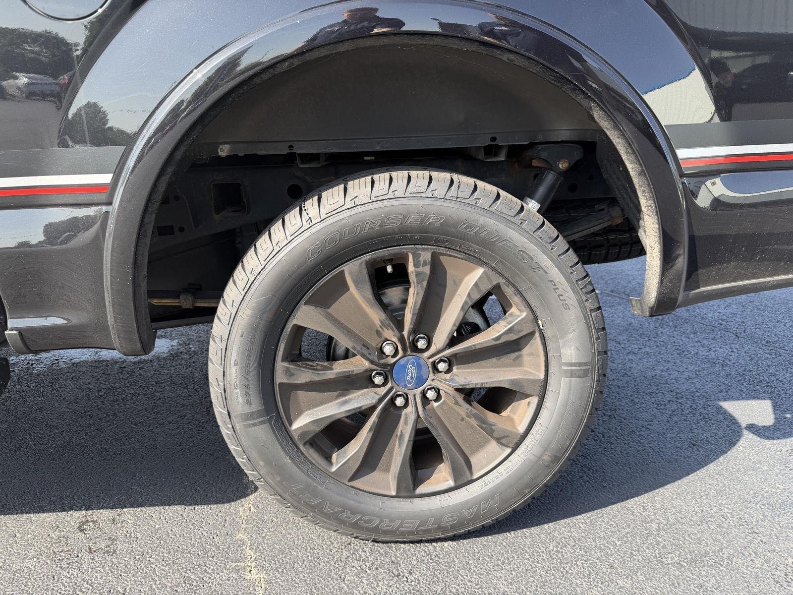 Used 2020 Agate Black Metallic Ford LARIAT image 32