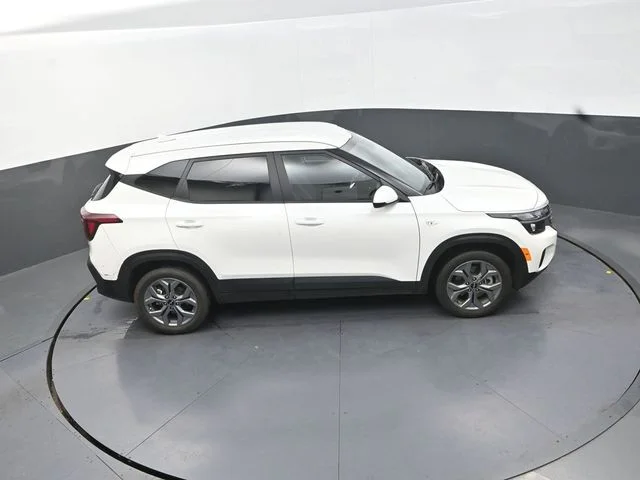 Used 2024 White Kia LX image 18