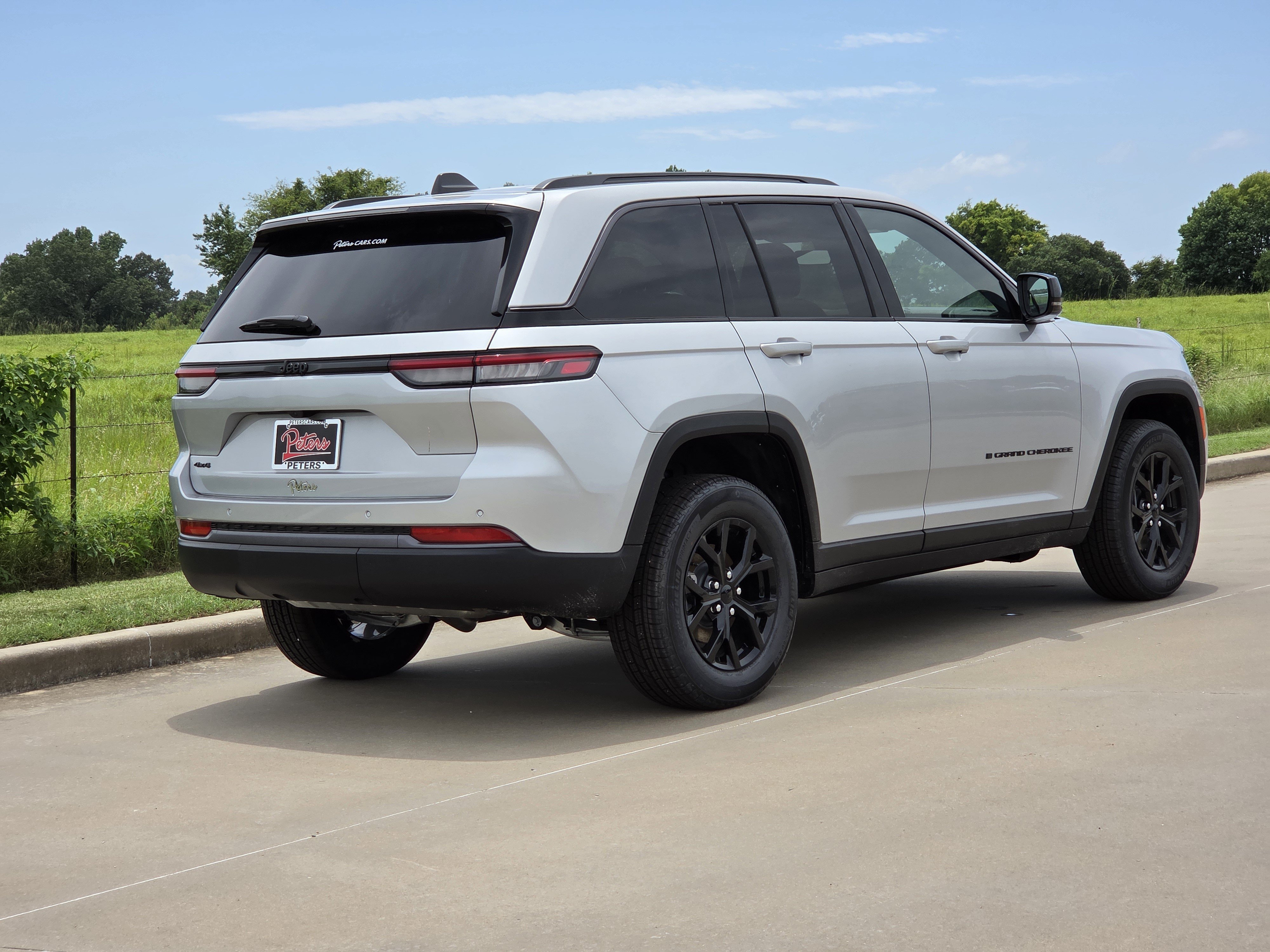 New 2026 Silver Zynith Jeep Laredo Altitude image 3