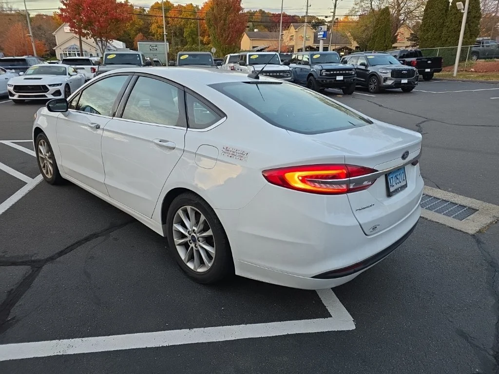 Used 2017 White Platinum Clearcoat Metallic Ford SE image 3