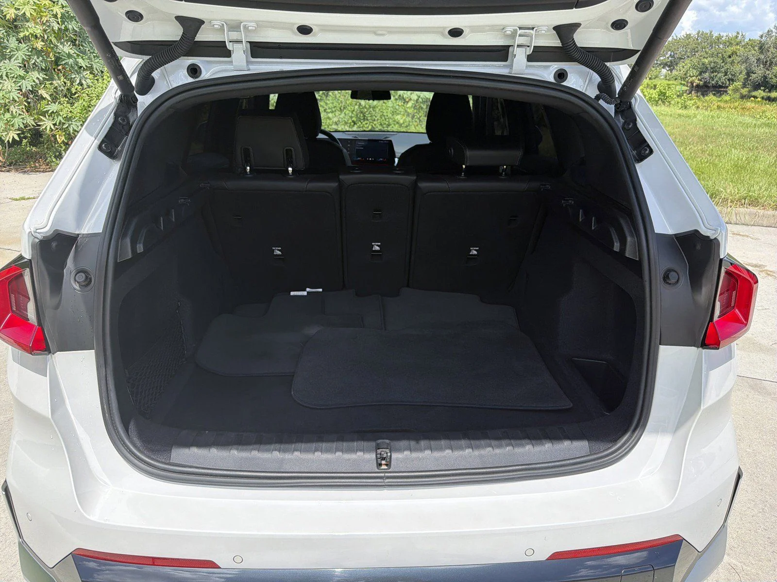 Used 2024 Mineral White Metallic BMW xDrive28i image 12