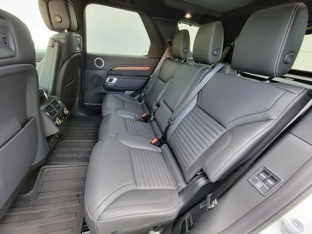 Used 2025 Fuji White Land Rover Dynamic SE image 22
