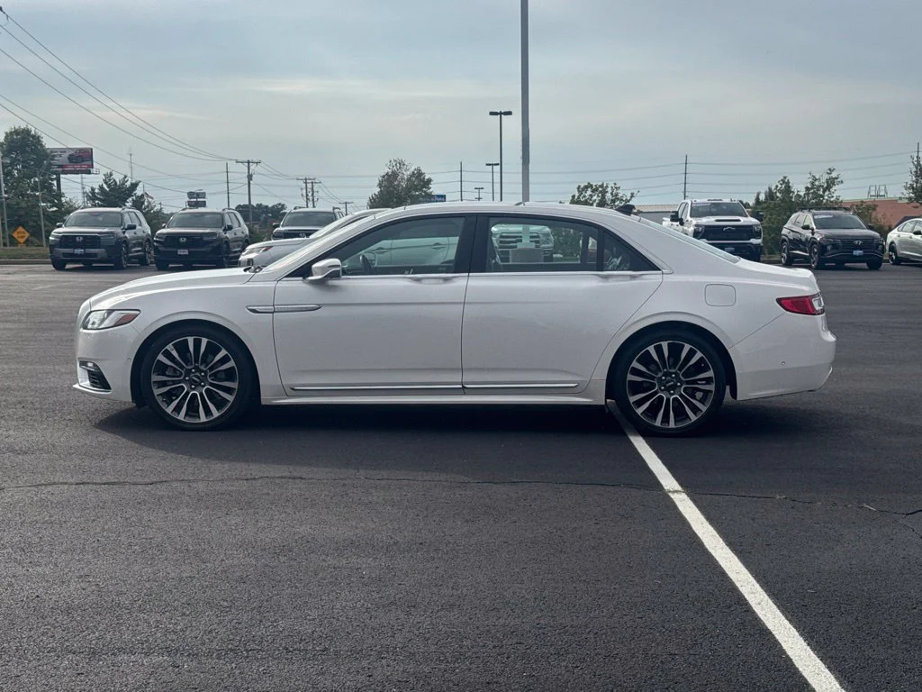 Used 2018 White Lincoln Select image 15