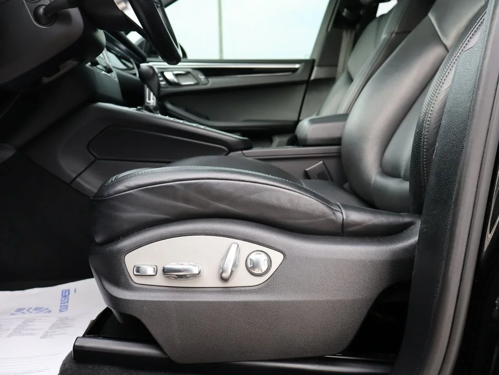 Used 2018  Porsche Base image 34