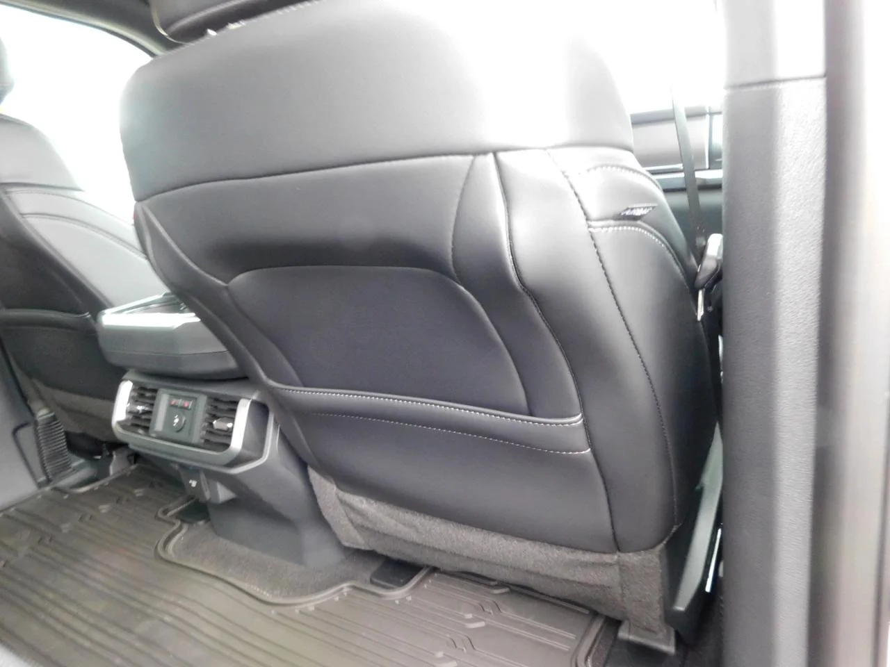 New 2026 Star White Metallic Tri-Coat Ford Platinum® image 15