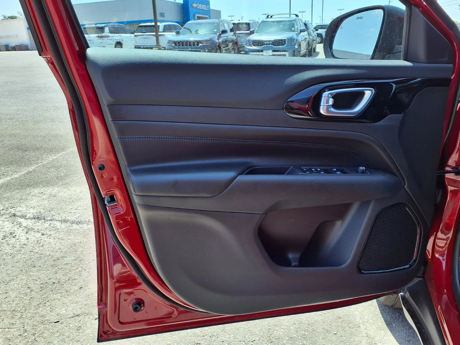 New 2026 Red Hot Pearl-Coat Exterior Paint Jeep Latitude Altitude image 16