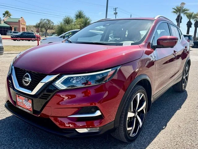 Used 2022 Red Nissan SL image 3