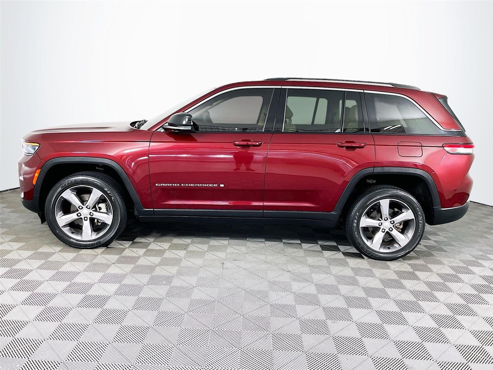 Used 2022 Velvet Red Pearlcoat Jeep Limited image 4