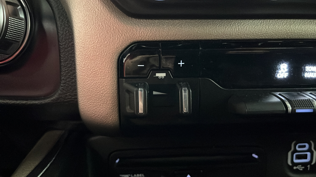 Used 2019 Diamond Black Crystal Pearlcoat Ram Laramie image 30