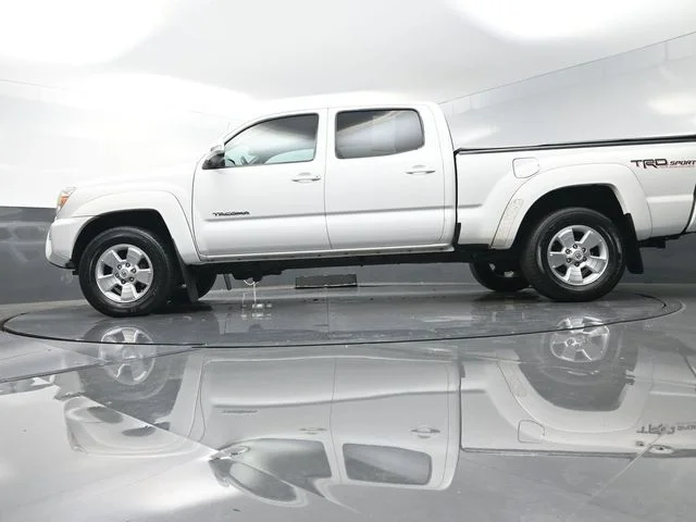 Used 2015 White Toyota Base image 44