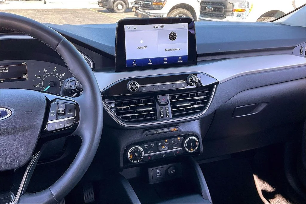 Used 2022 Black Ford SE image 5