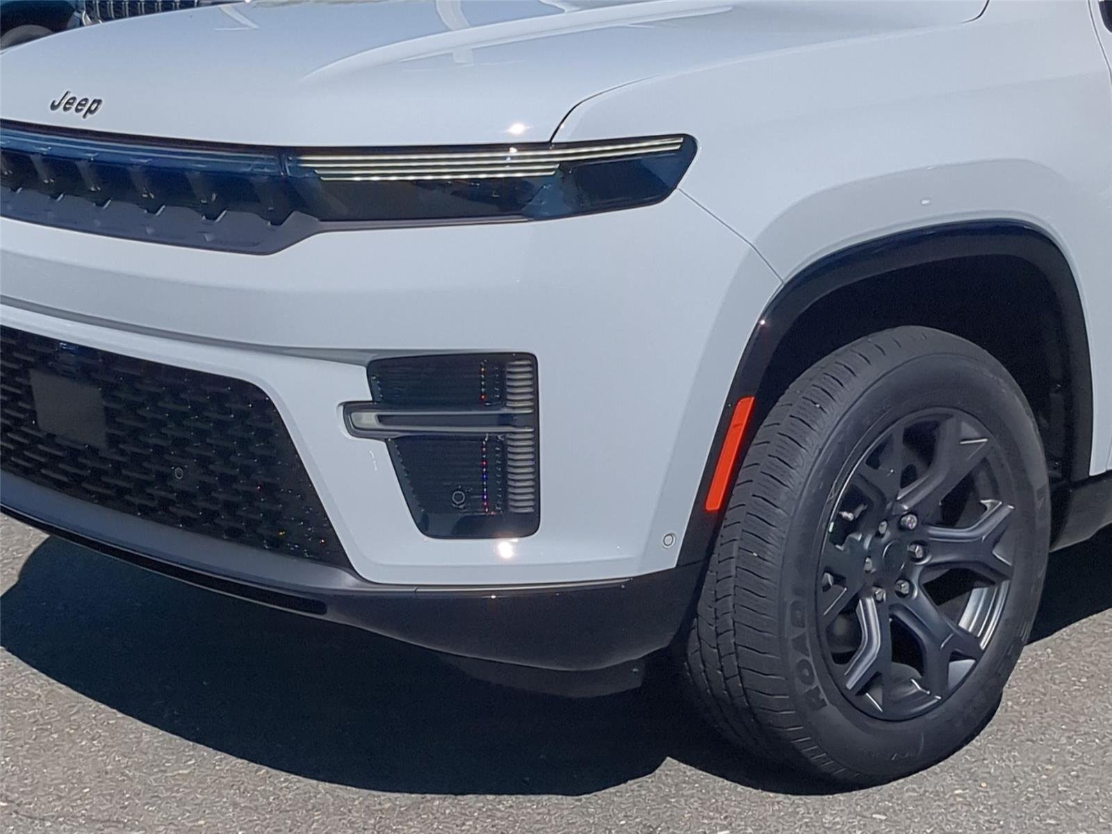 New 2026 Bright White Clear-Coat Exterior Paint Jeep Limited Altitude image 9