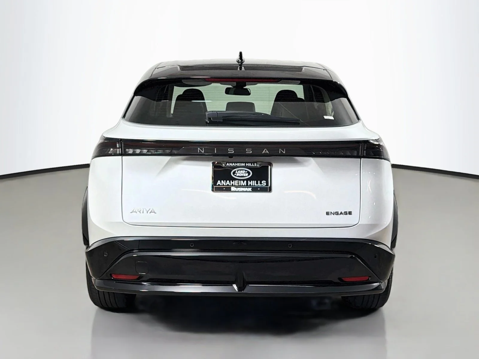 Used 2024 Everest White Pearl Tricoat/Black Diamond Pearl Nissan ENGAGE image 4