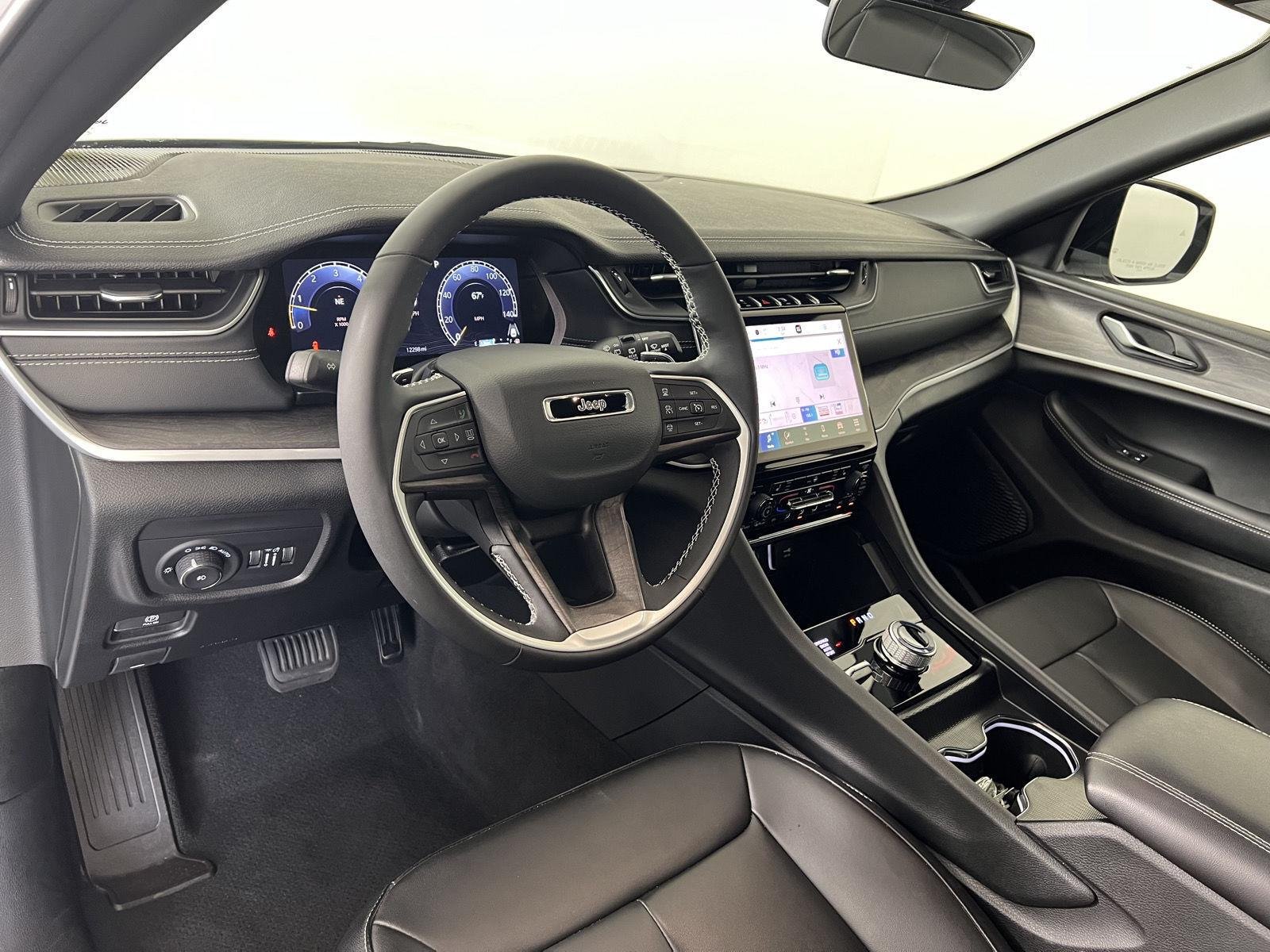 Used 2025 Wh Jeep  image 3