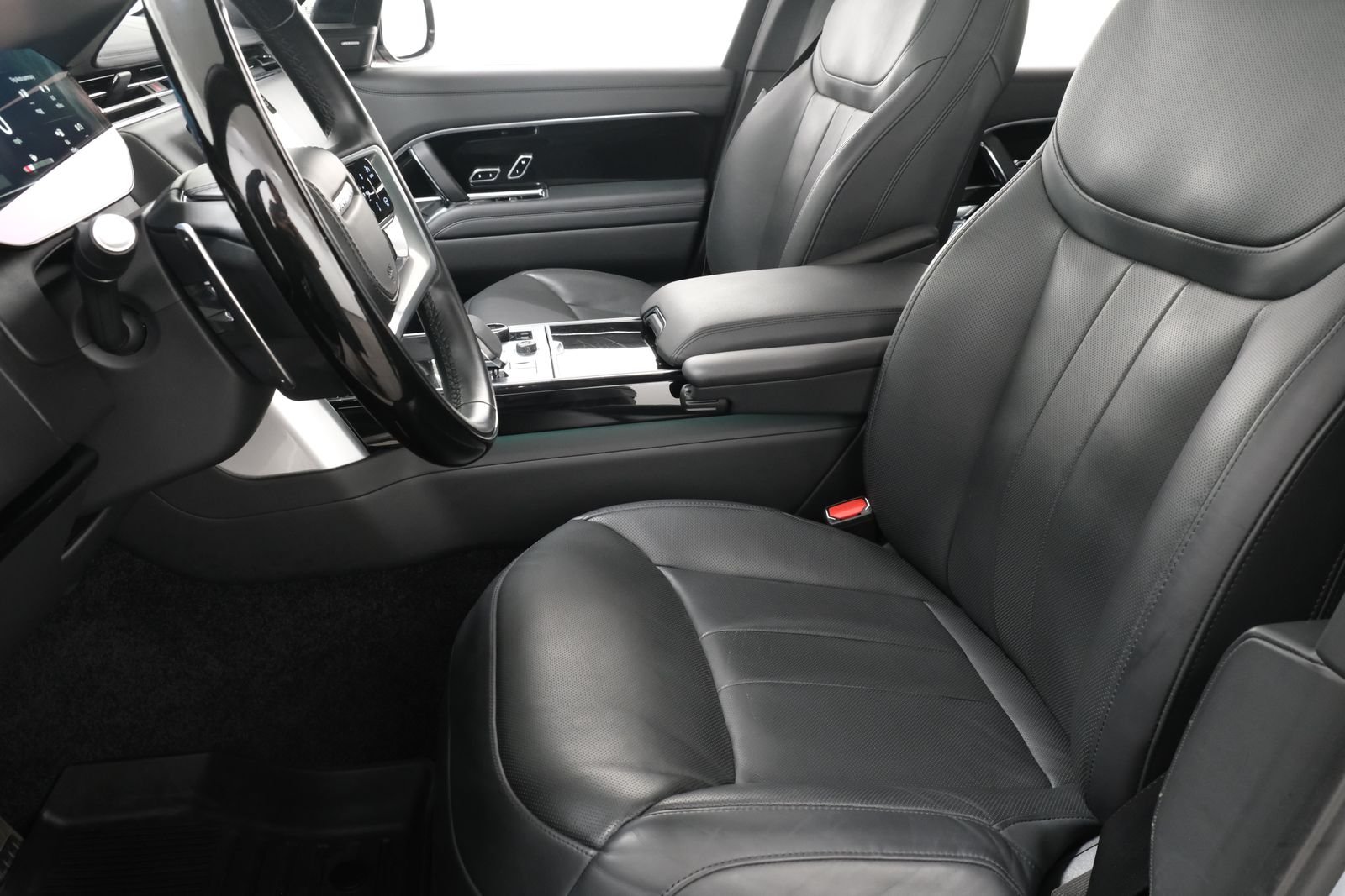 Used 2023 Silver Land Rover SE image 29