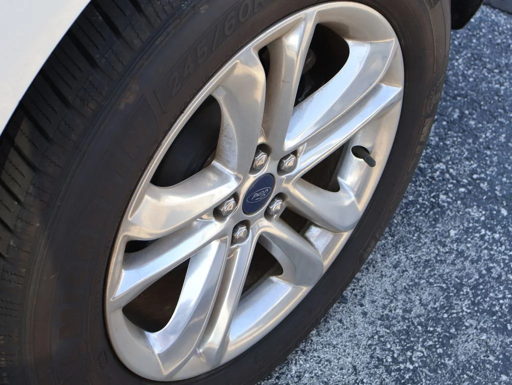 Used 2015 White Platinum Clearcoat Metallic Ford SEL image 28