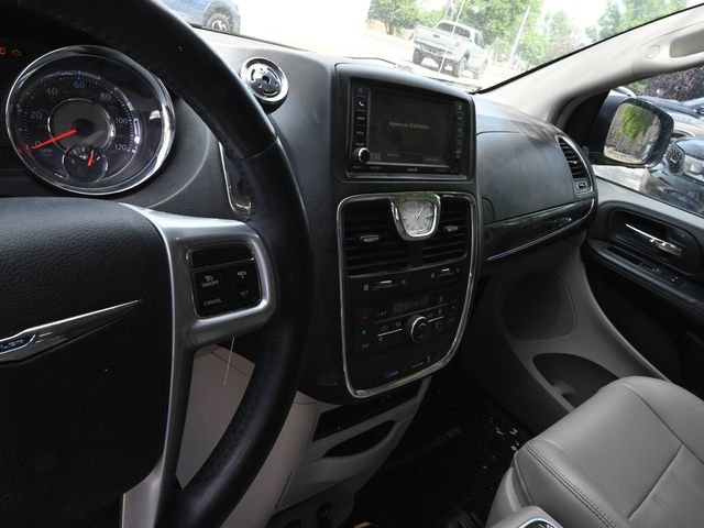 Used 2013 Beige Chrysler Touring image 9