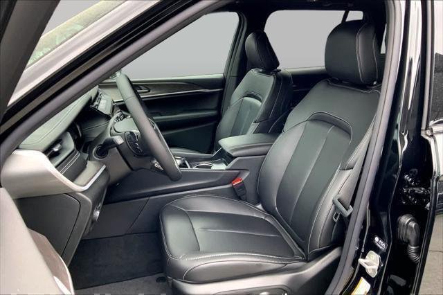 New 2026 Diamond Black Crystal Pearlcoat Jeep Limited image 7